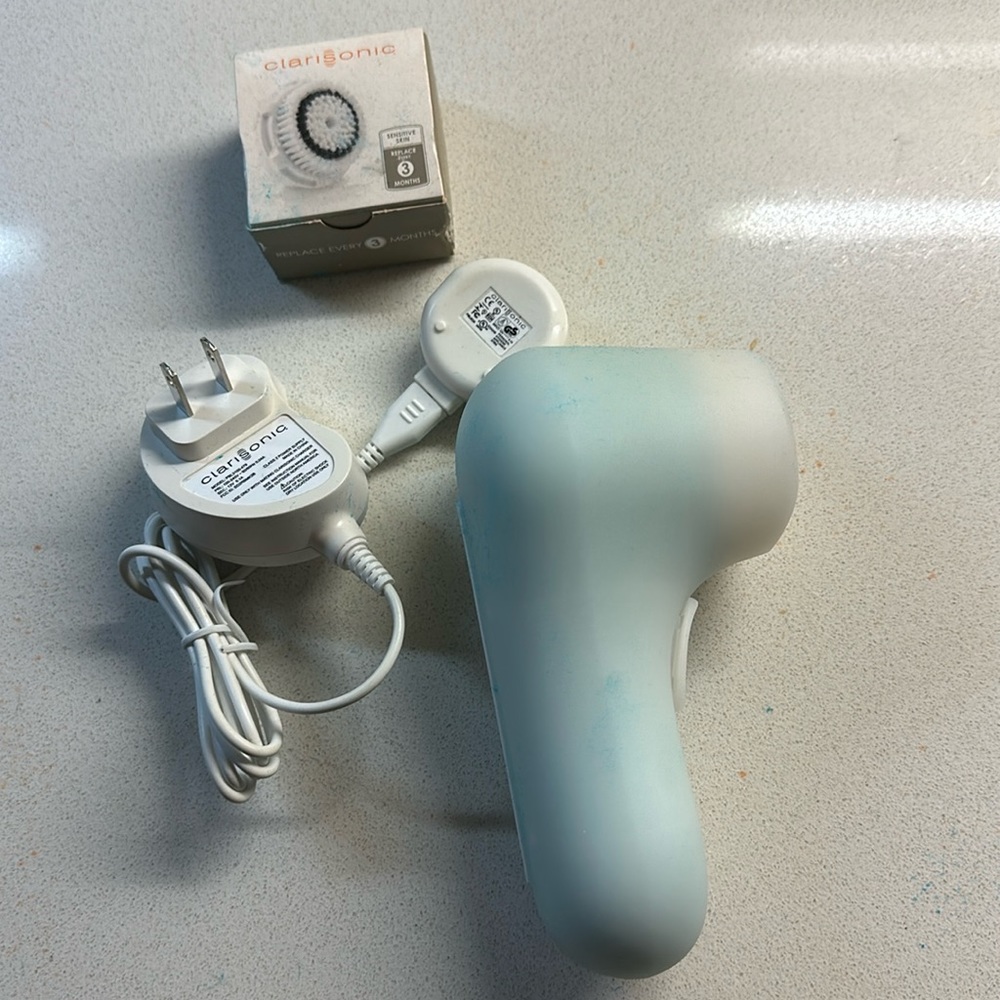 CLARISONIC MIA 2 facial machine. Never used, extra replacement brush head.
